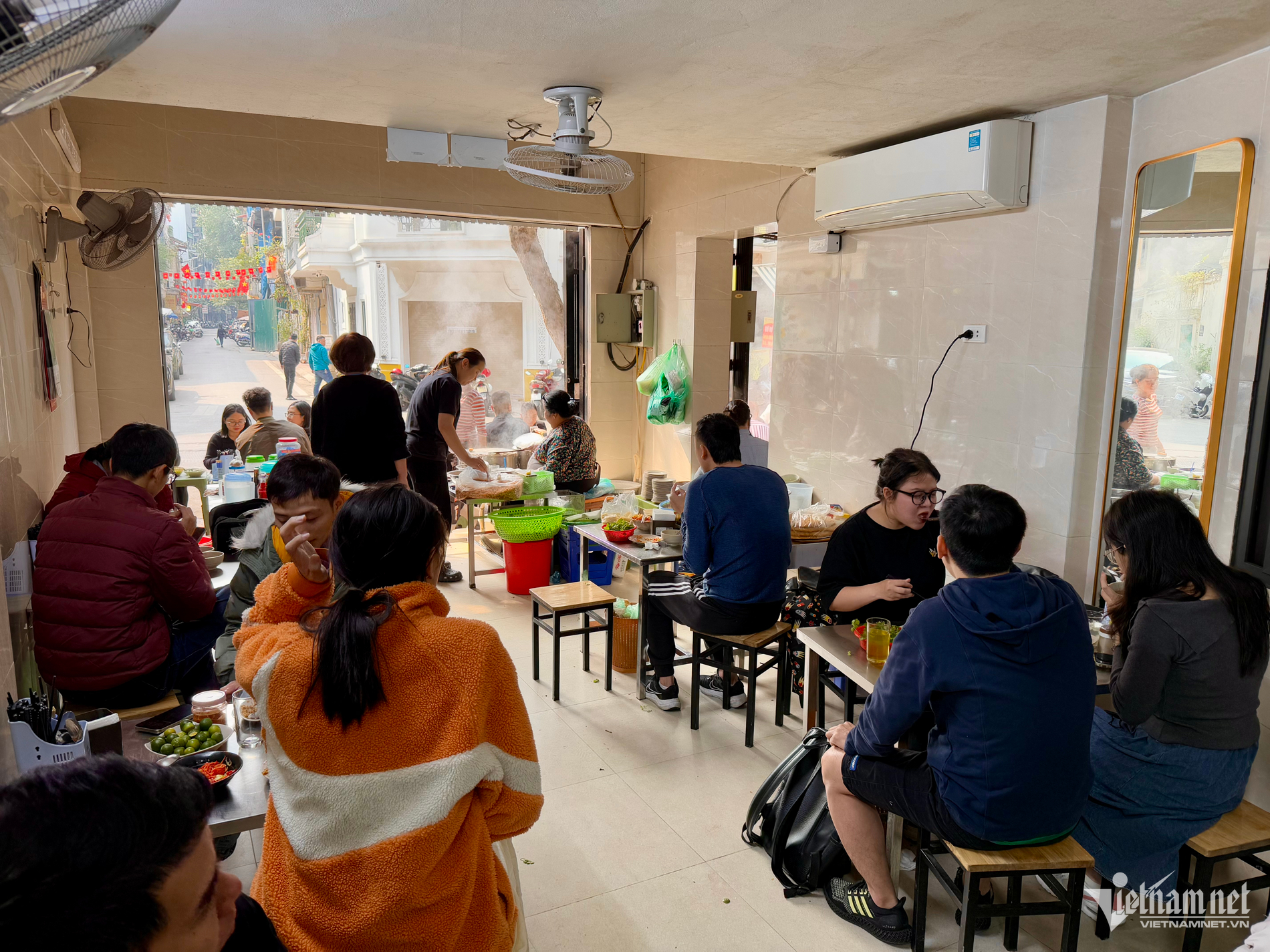 hanoi banh cuon restaurant1.png