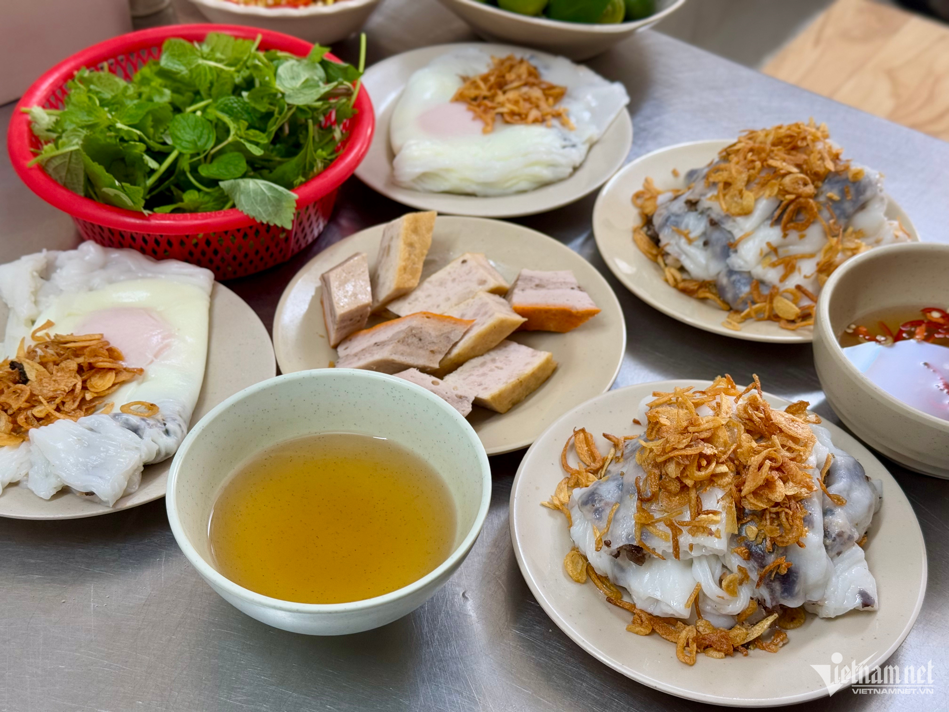 hanoi banh cuon restaurant4.png