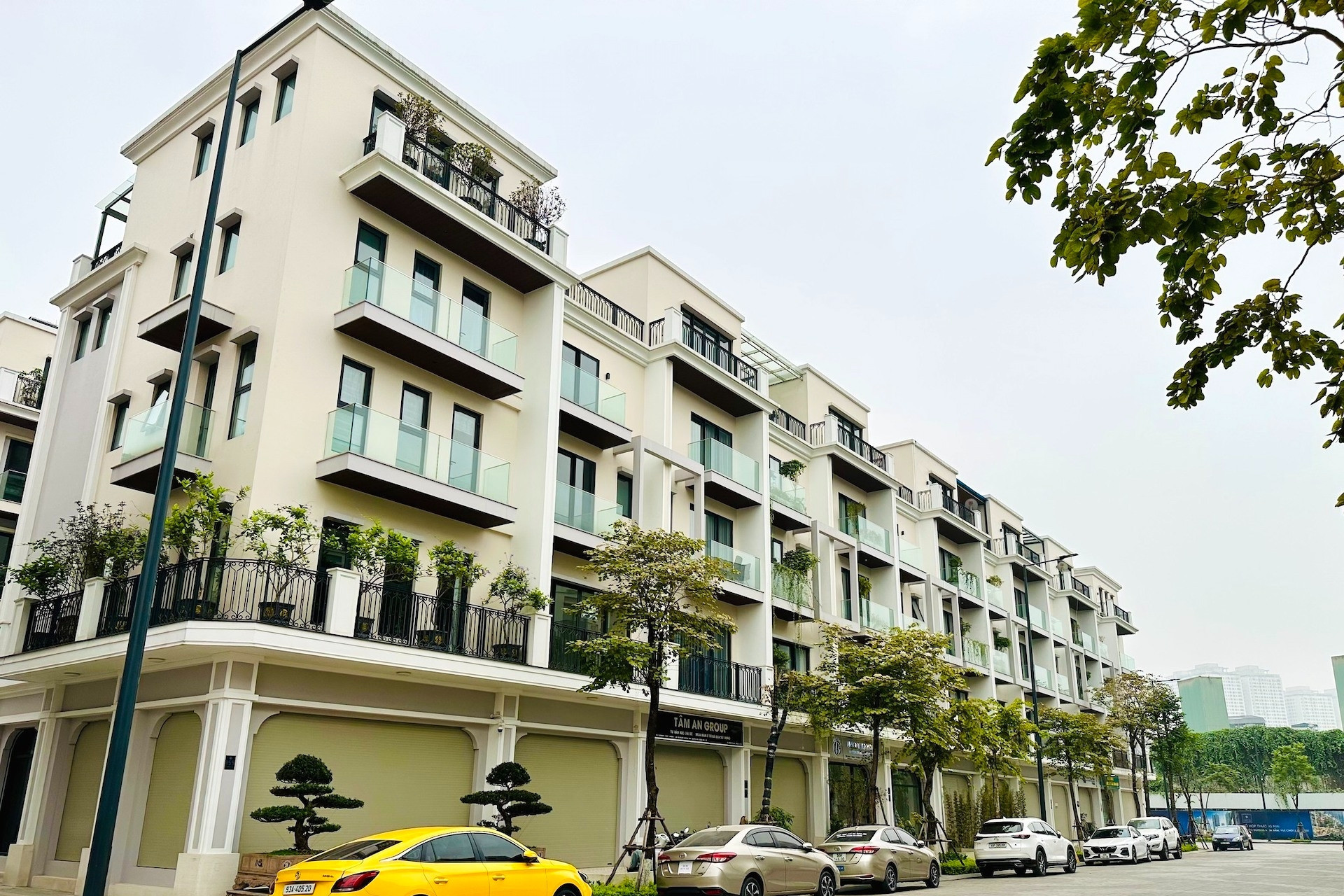 Hanoi low-rise housing prices dip slightly but remain high, attract fewer buyers
