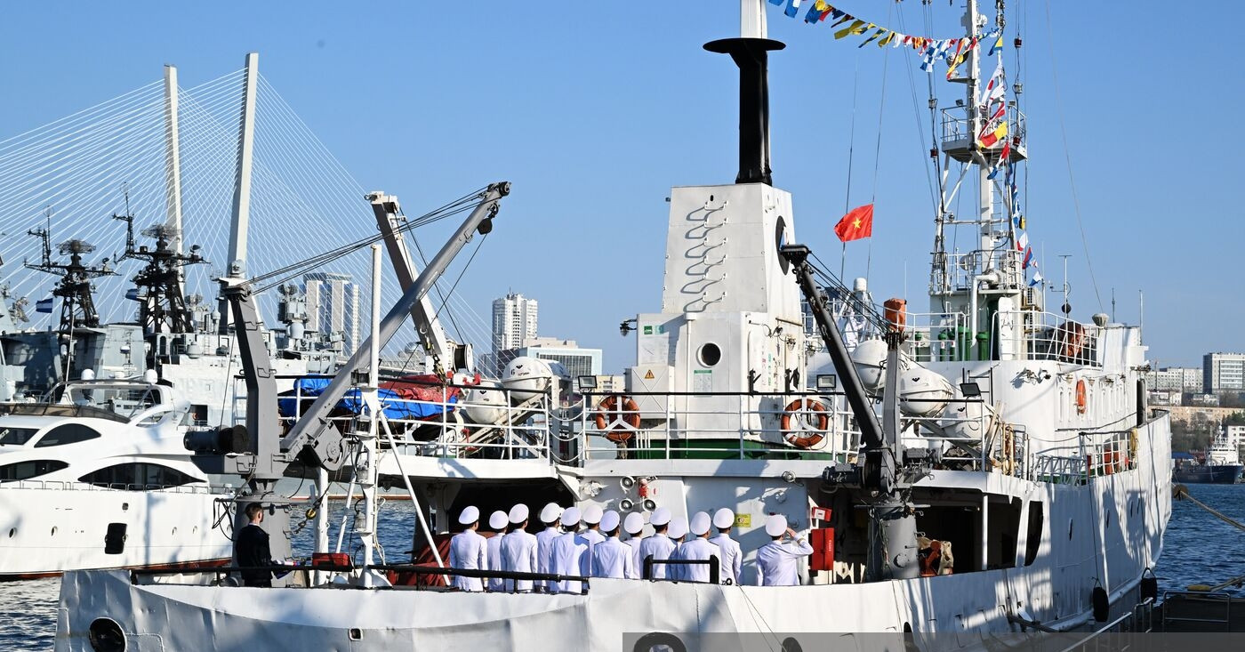 Russia hands over Professor Gagarinsky research ship to Vietnam