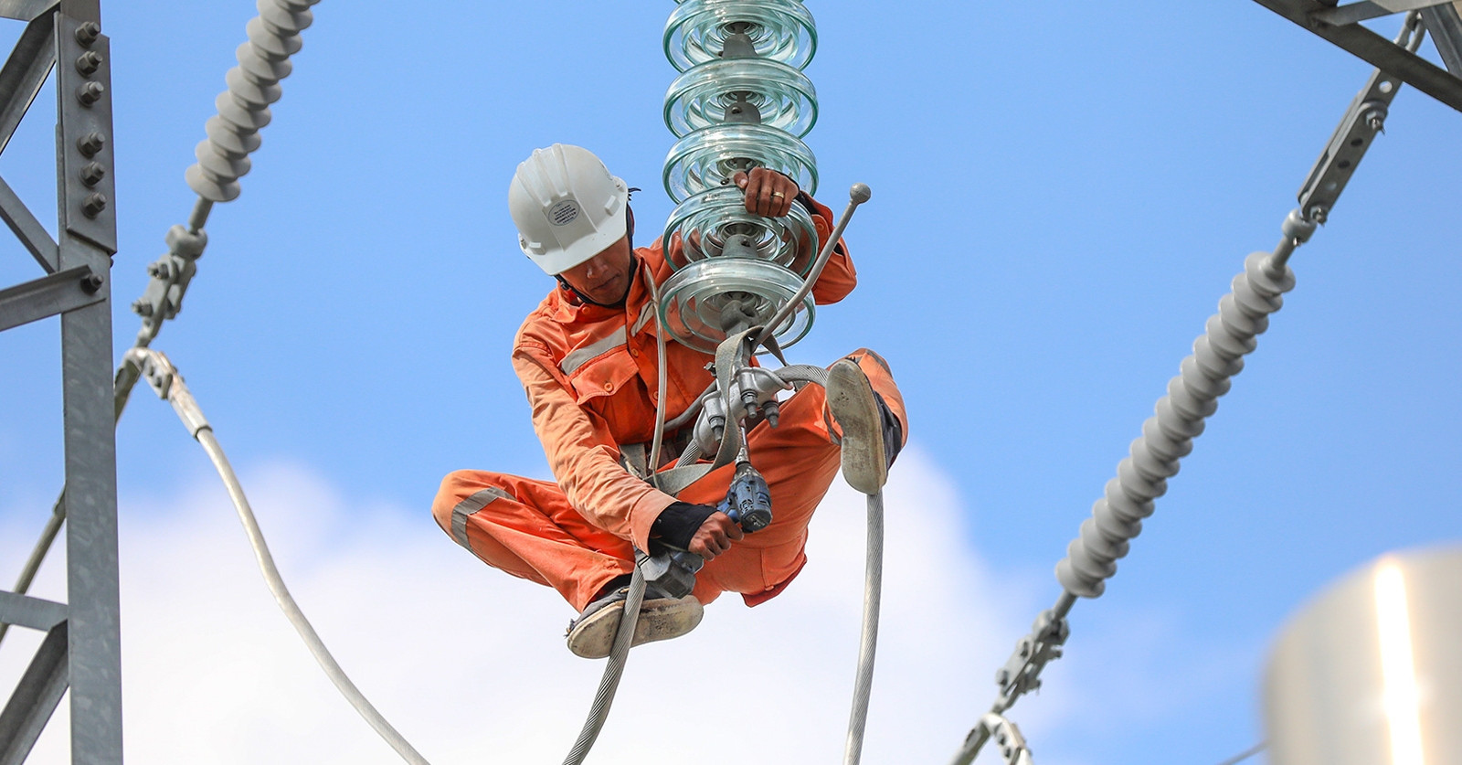 Vietnam raises electricity prices: Businesses pay up to VND 5,422/kWh