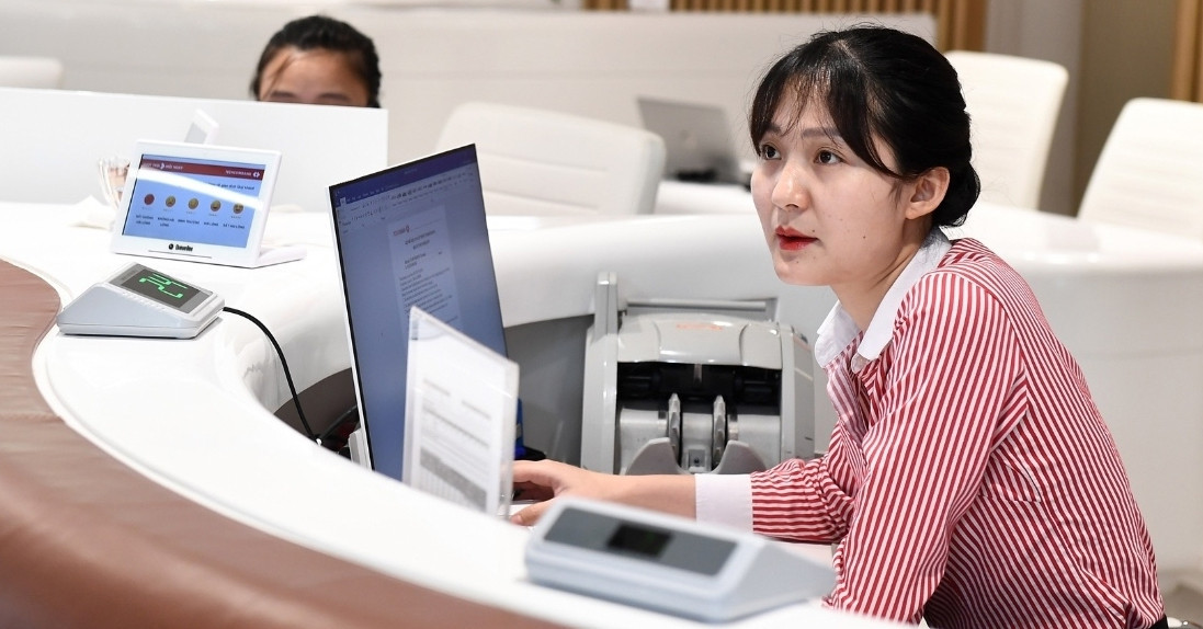 Banks lead profits in Vietnam, tech dominates in the US