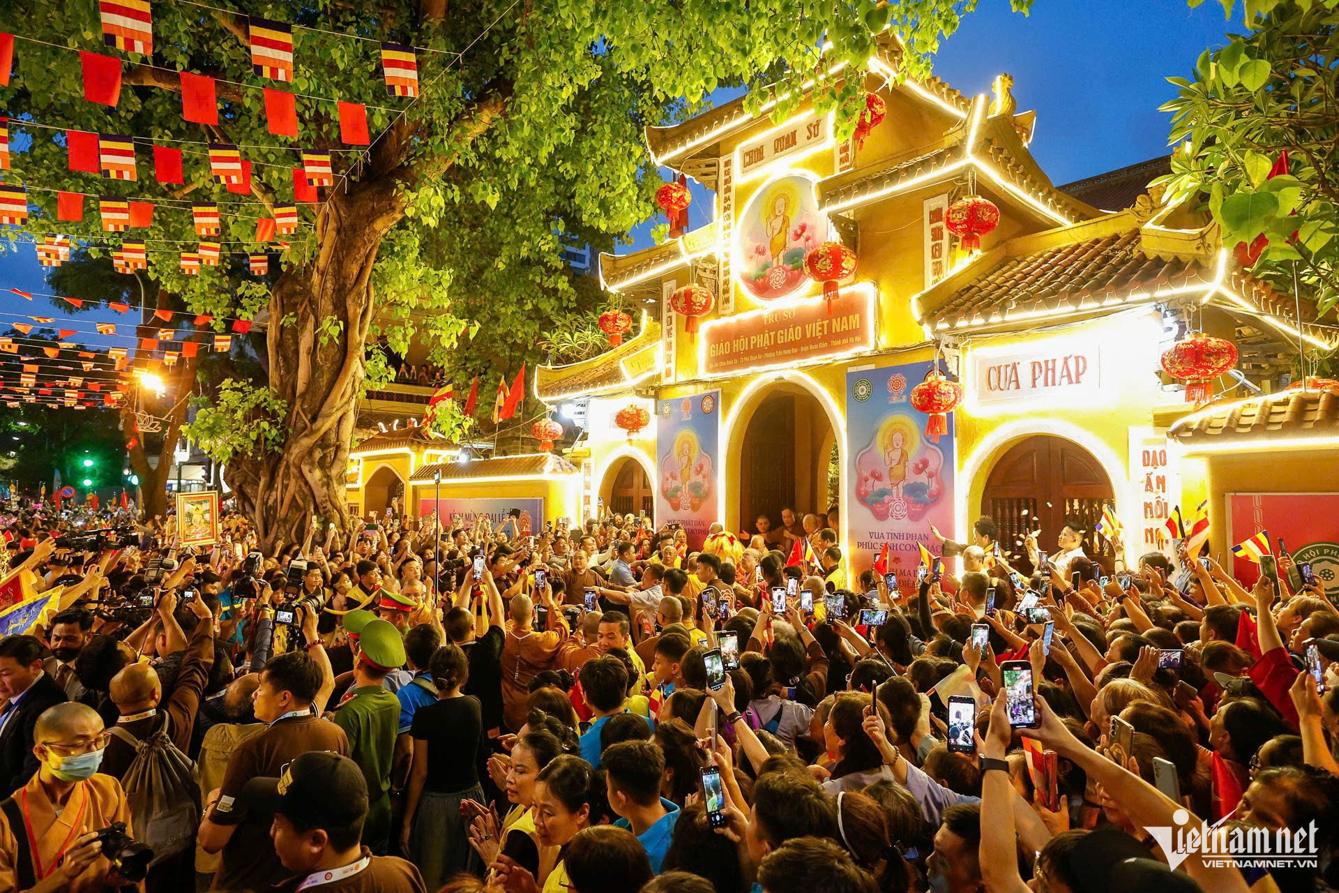 buddha relic parade vietnam.jpg