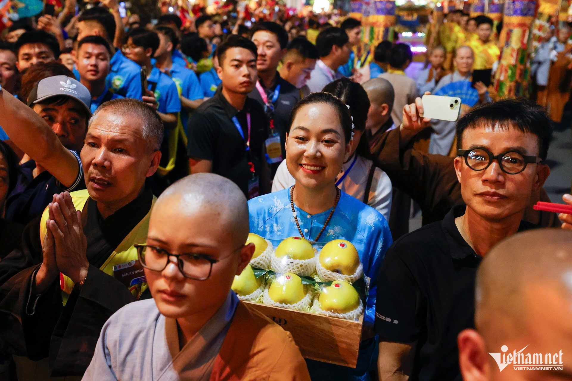 buddha relic parade vietnam1.jpg