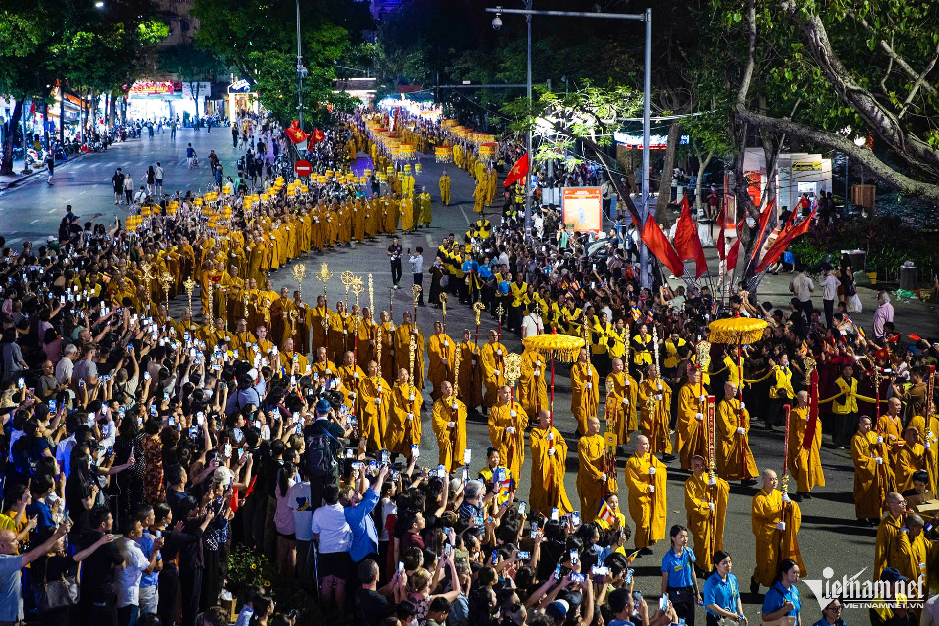 buddha relic parade vietnam10.jpg