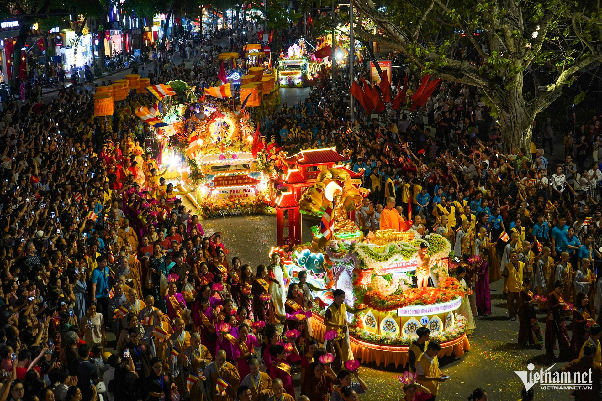 buddha relic parade vietnam11.jpg