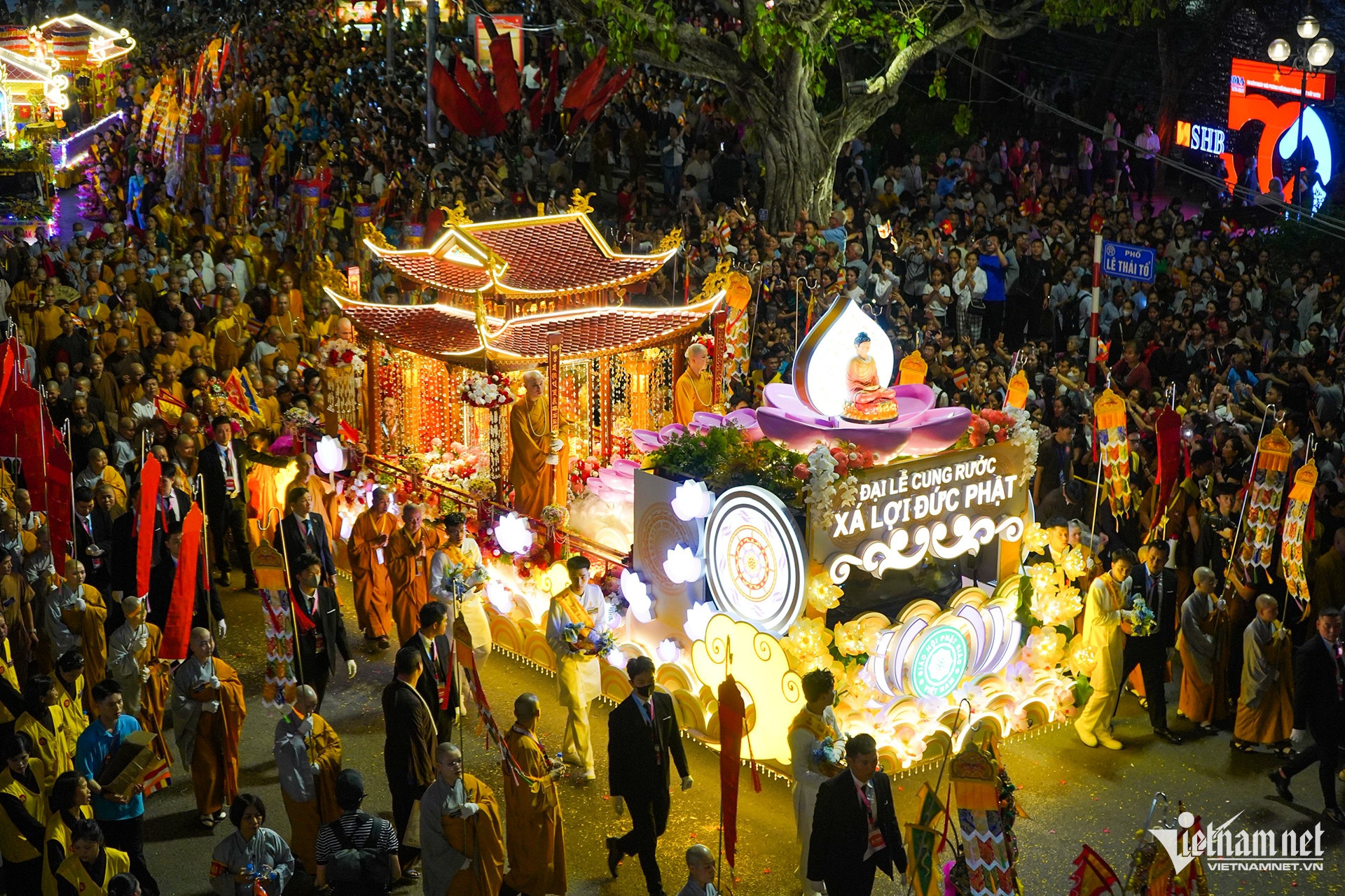 buddha relic parade vietnam12.jpg