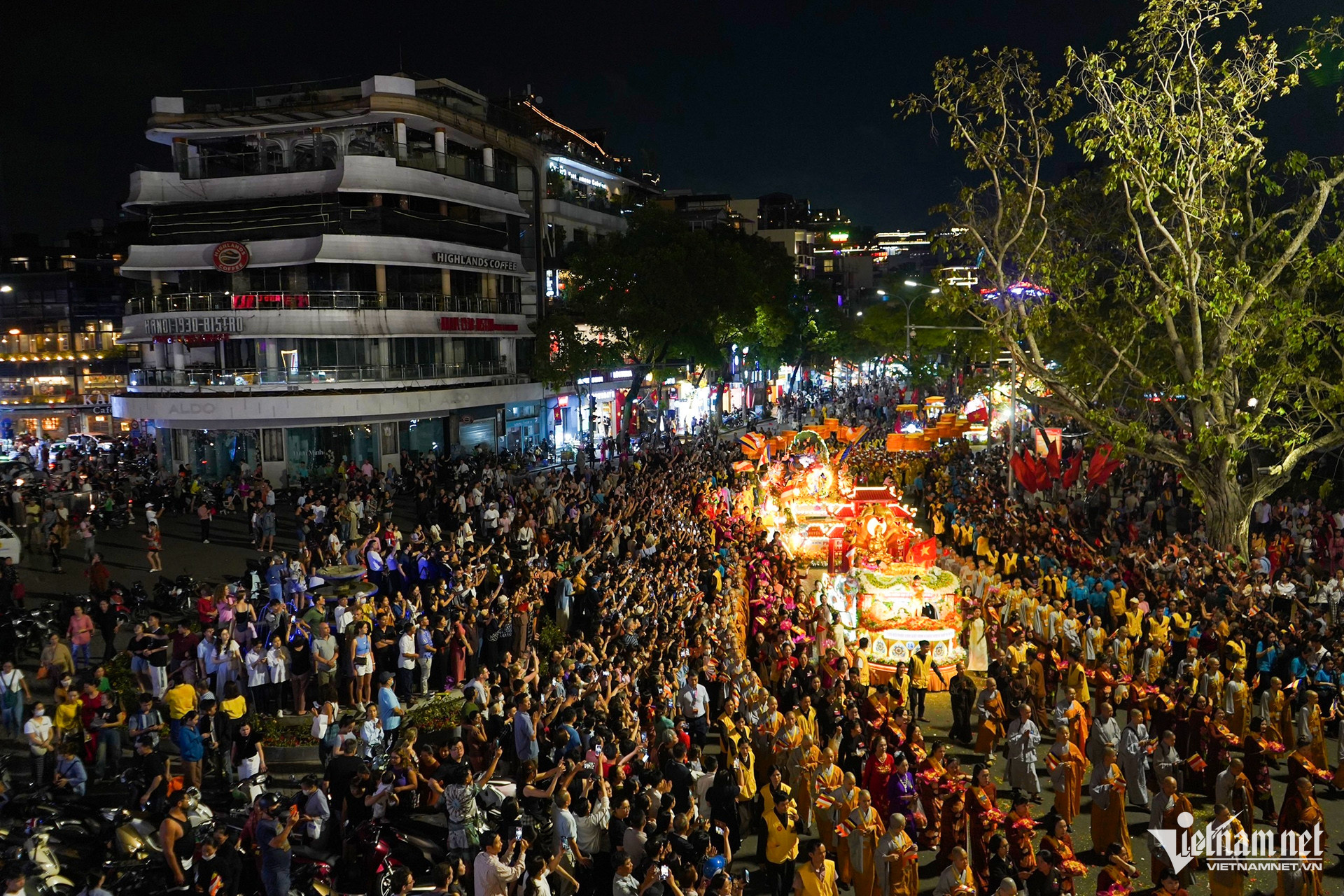 buddha relic parade vietnam13.jpg