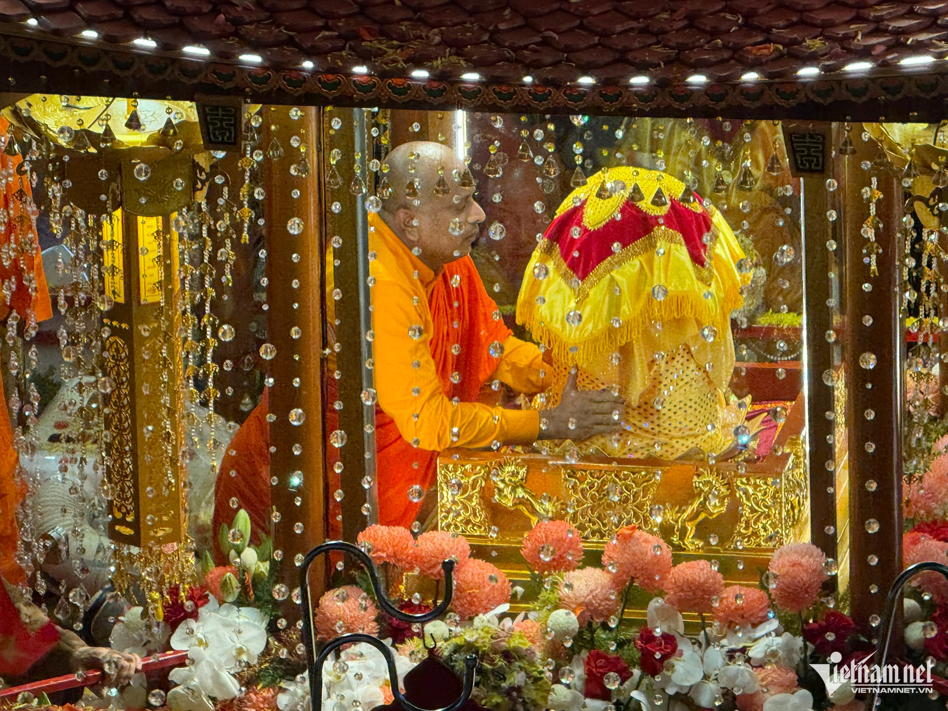 buddha relic parade vietnam14.jpg