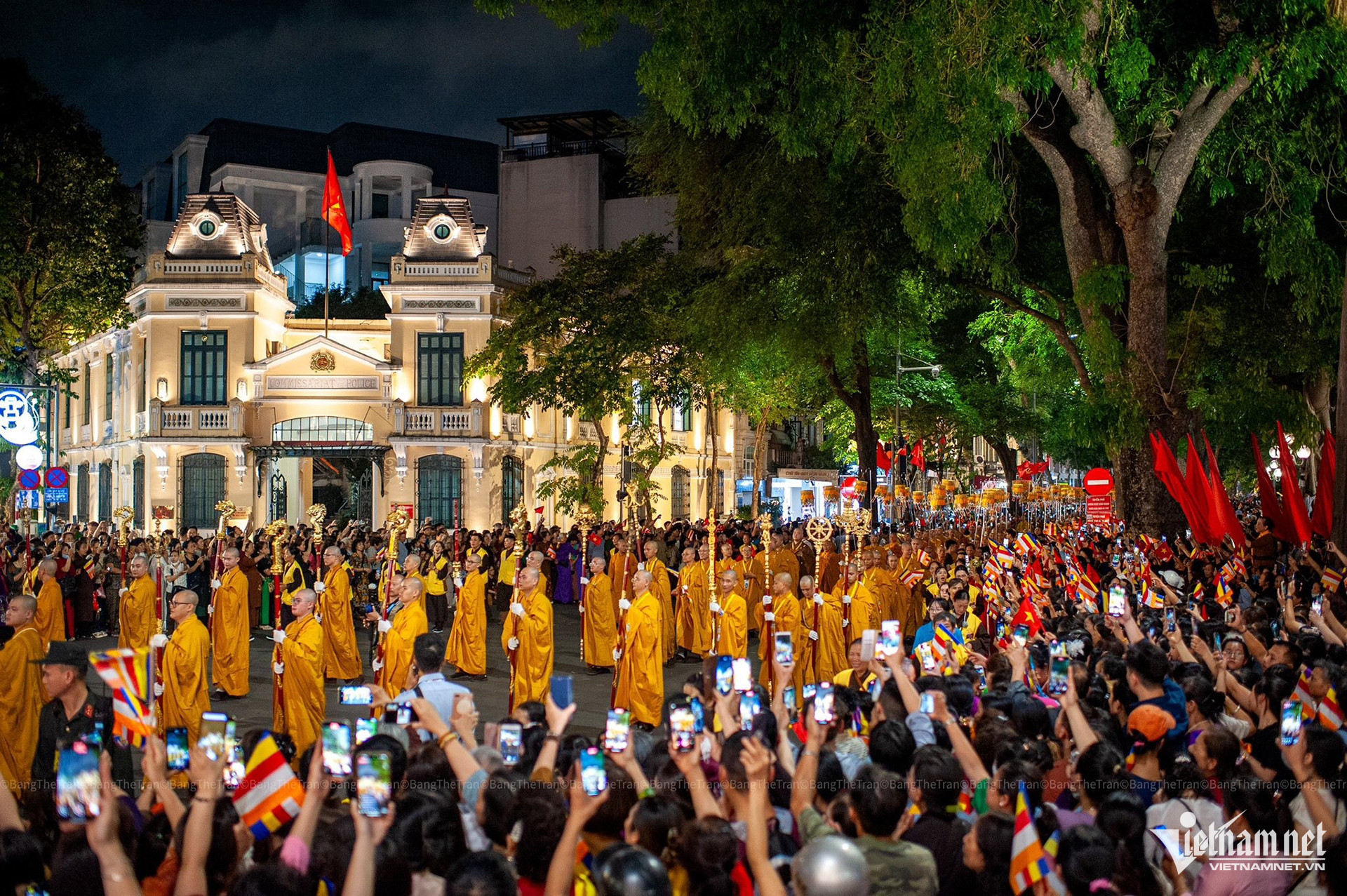 buddha relic parade vietnam15.jpg