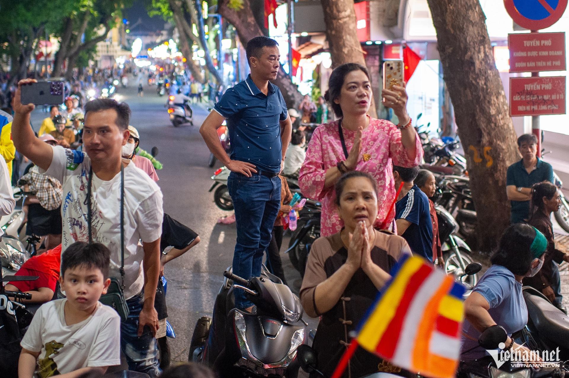 buddha relic parade vietnam16.jpg