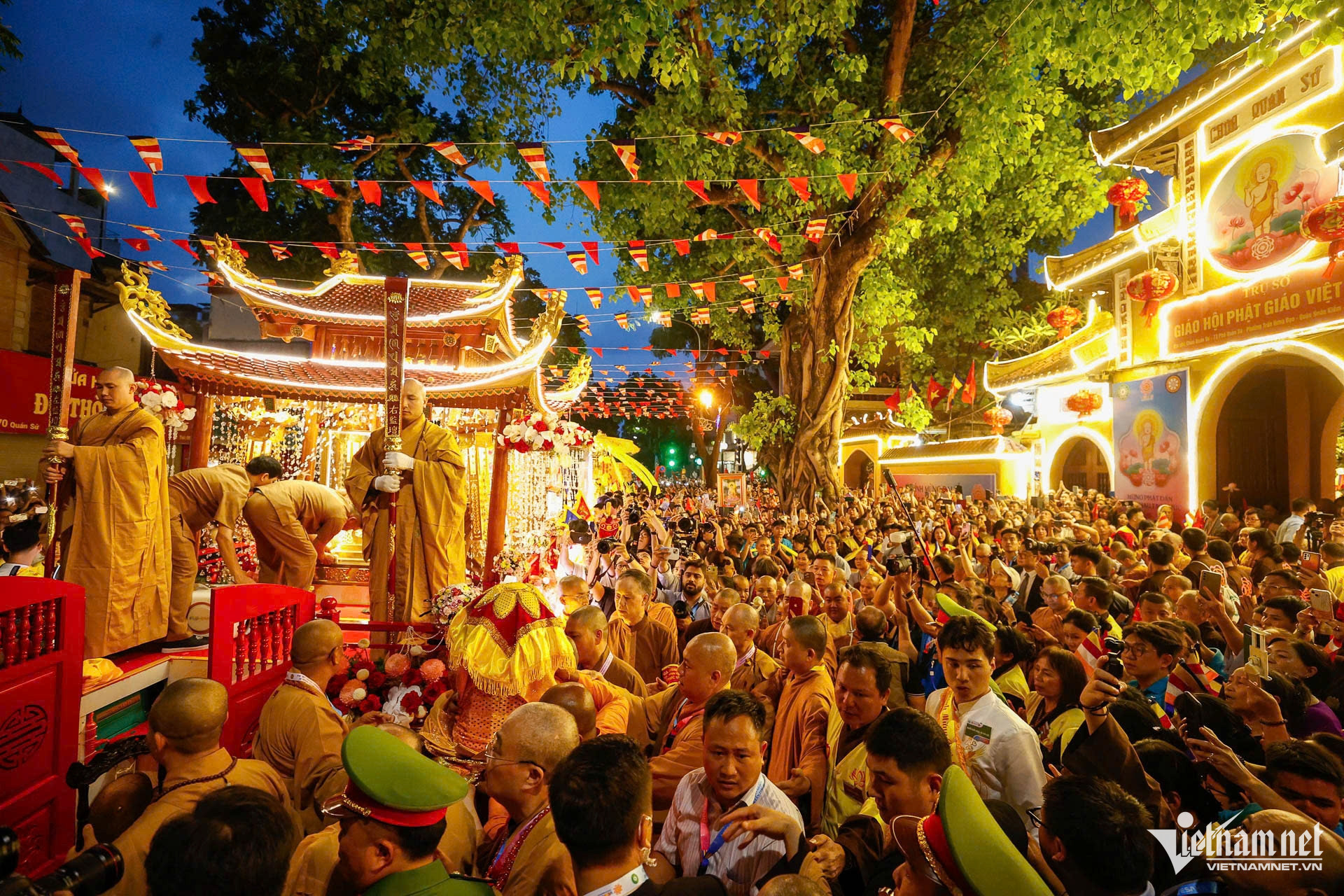 buddha relic parade vietnam2.jpg
