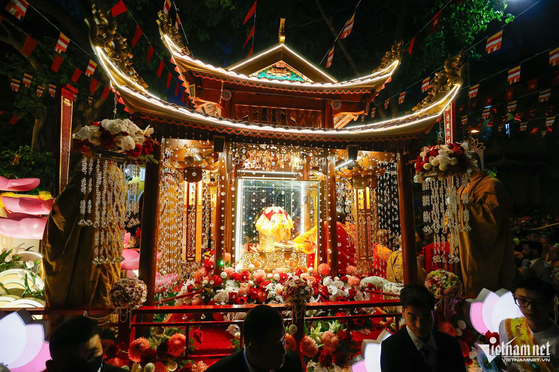 buddha relic parade vietnam3.jpg