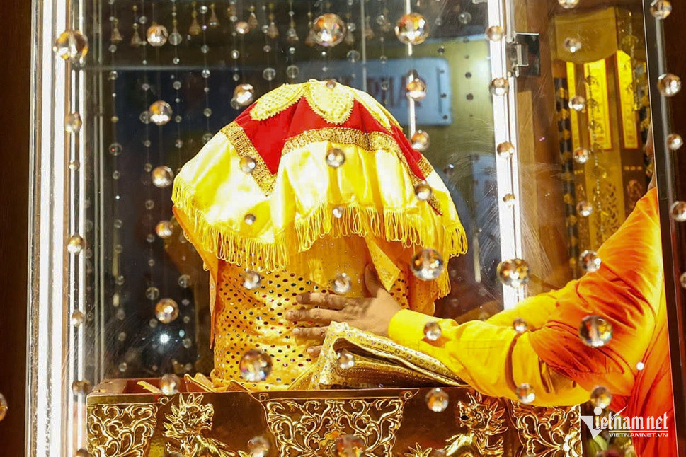 buddha relic parade vietnam4.jpg