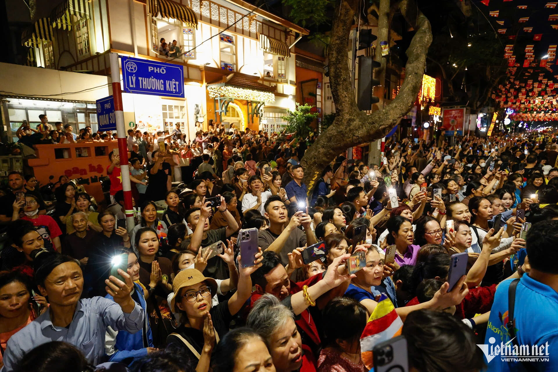 buddha relic parade vietnam5.jpg