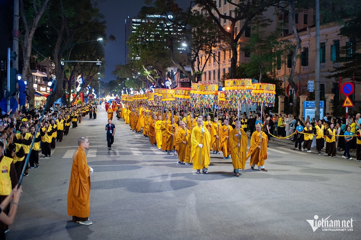 buddha relic parade vietnam6.jpg