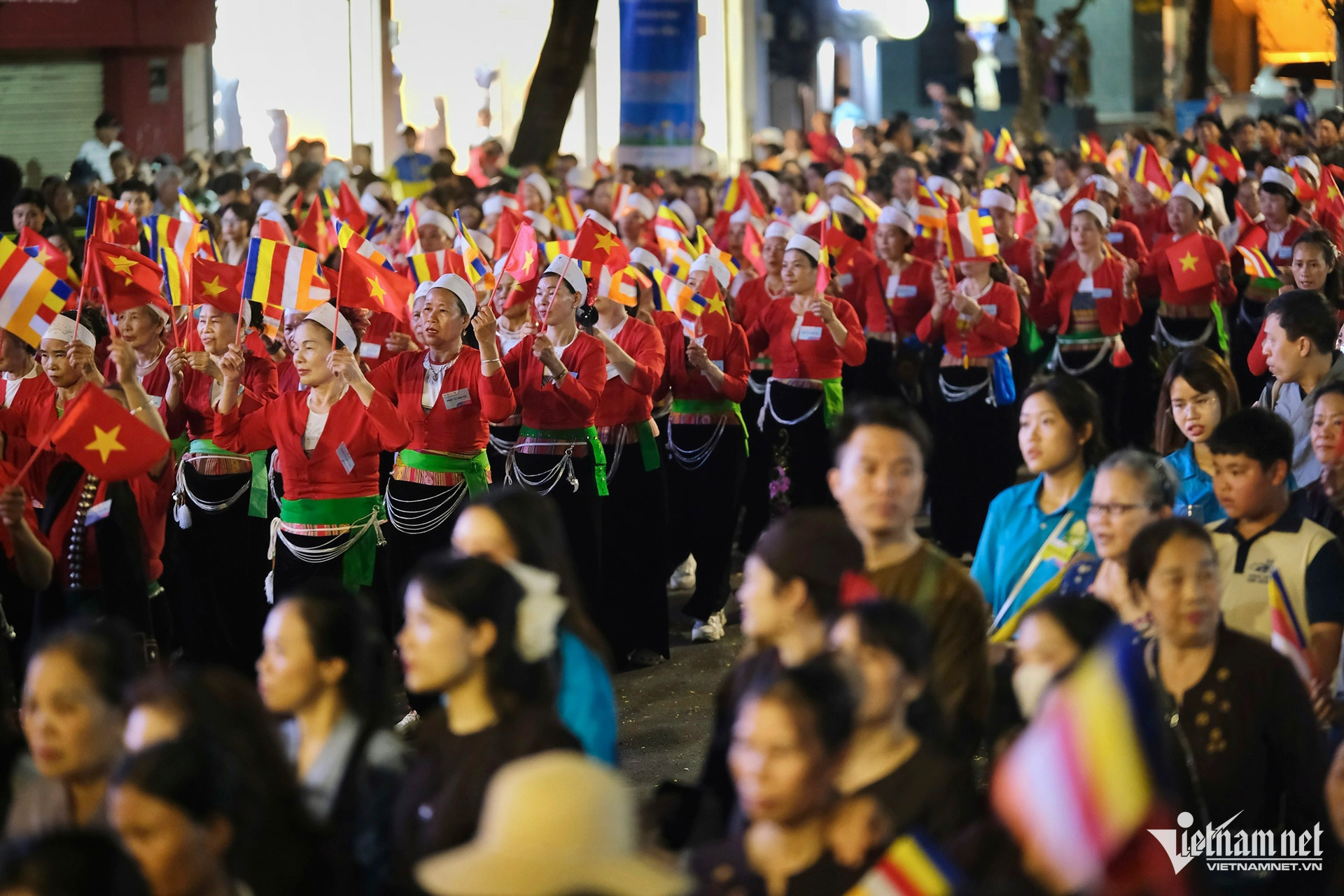 buddha relic parade vietnam7.jpg