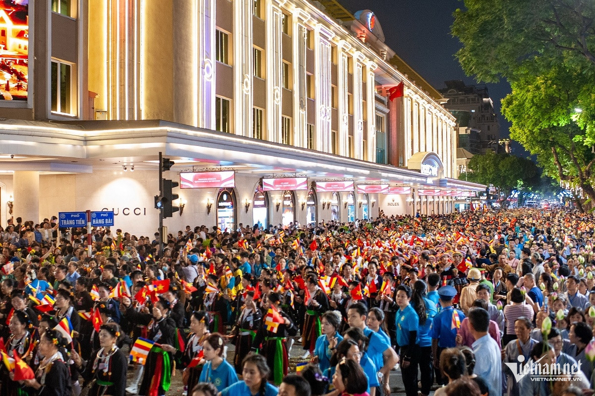 buddha relic parade vietnam9.jpg