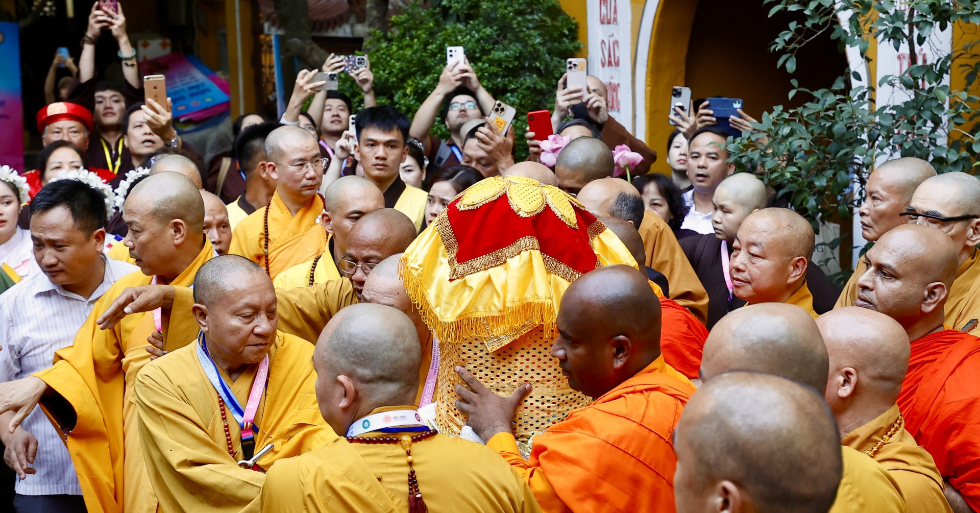 Buddha relic welcomed to Hanoi’s Quan Su Pagoda for public veneration