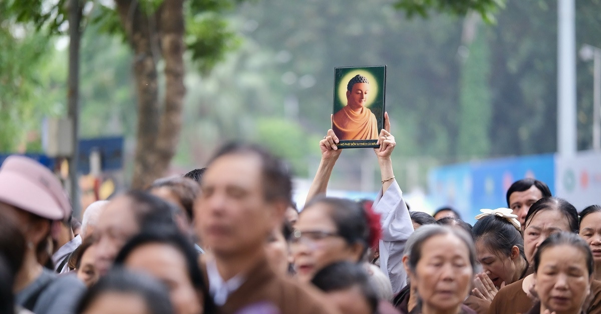 Buddha’s sacred relics inspire mass pilgrimage to Hanoi temple
