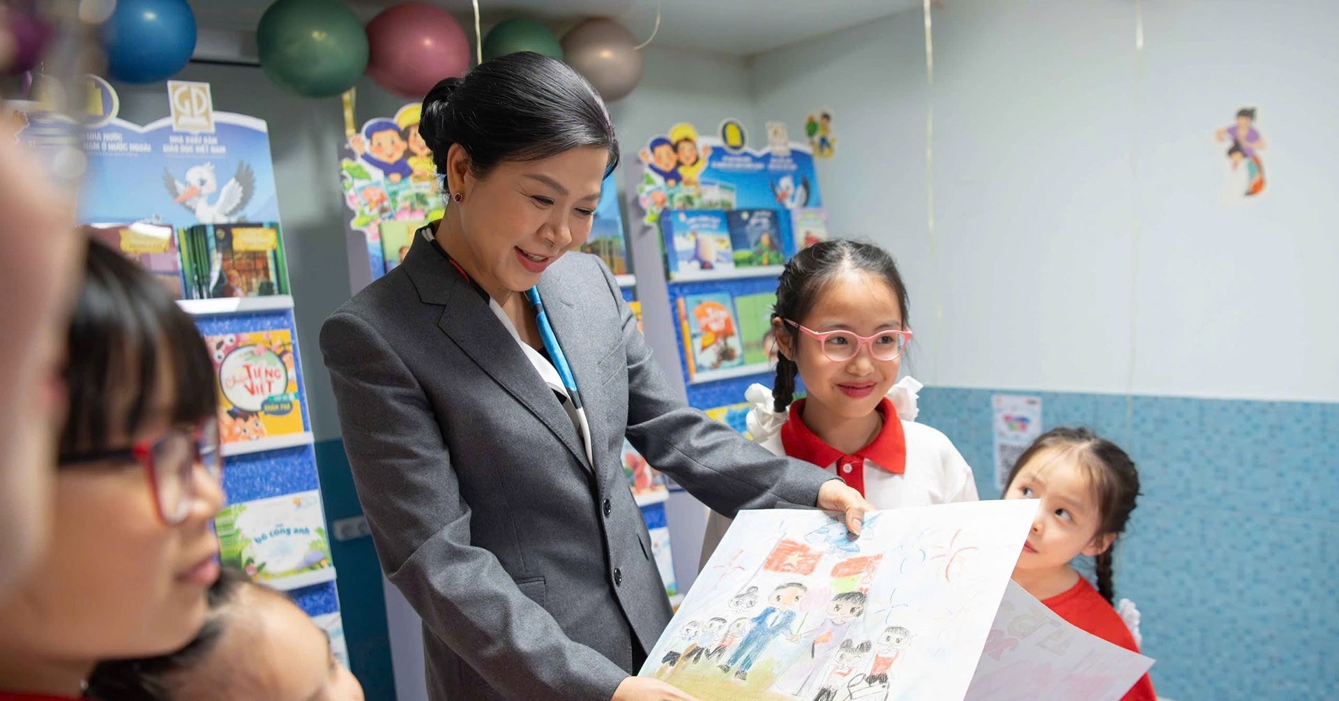 Children in Belarus gift portrait to Madam Ngo Phuong Ly