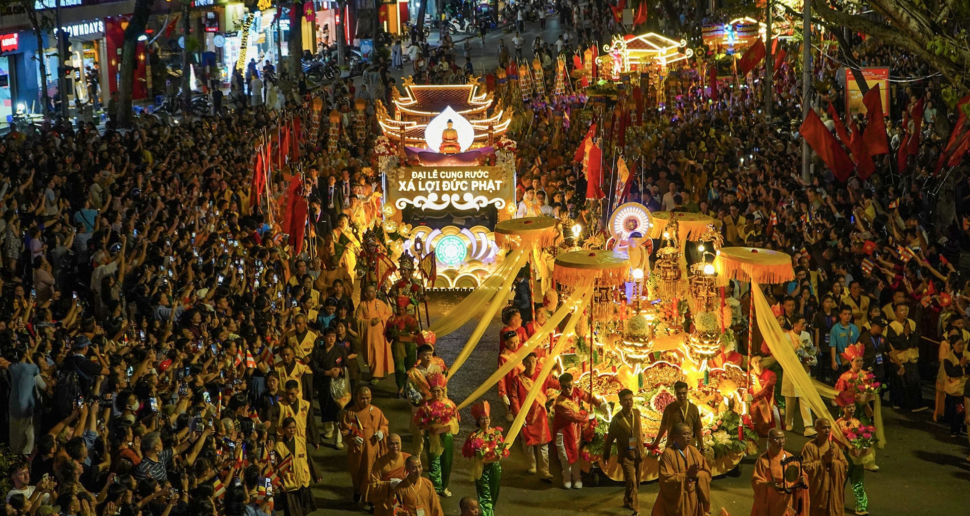 Historic Buddha relic procession brings thousands to Hanoi’s heart
