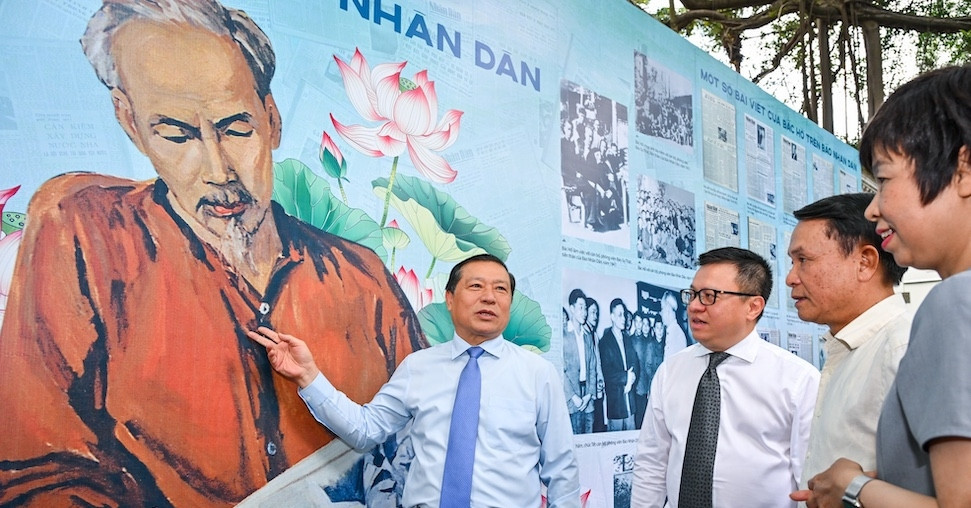 Exhibition honors President Ho Chi Minh with rare photos and digital ...