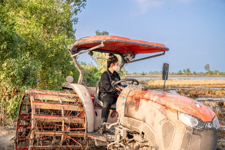 Kien Giang girl drives tractor on family farm, wants parents to live comfortably