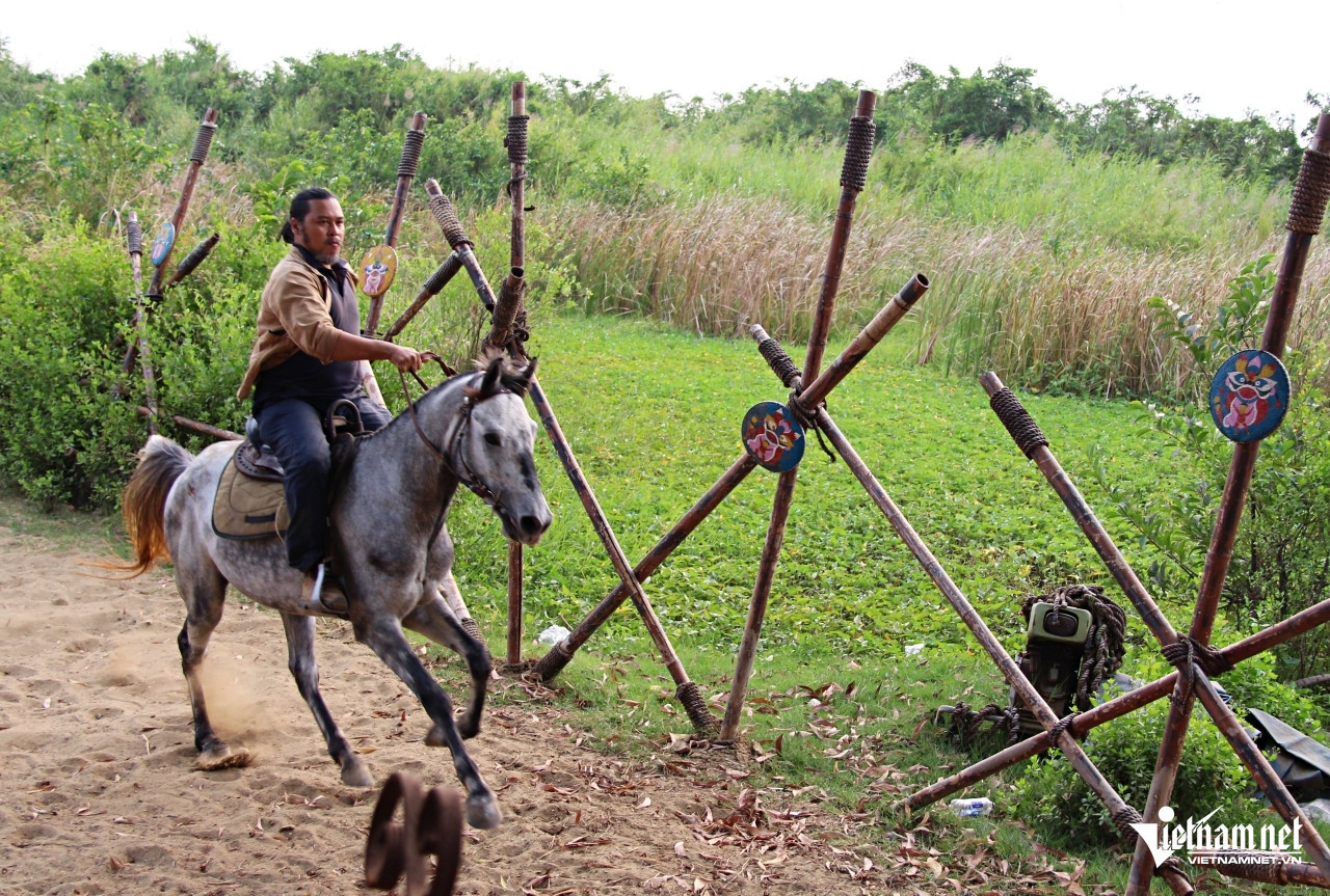 racehorse Khoi HaNguyen.jpg