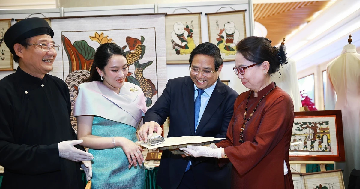 Vietnamese, Thai Prime Ministers contemplate handicraft products