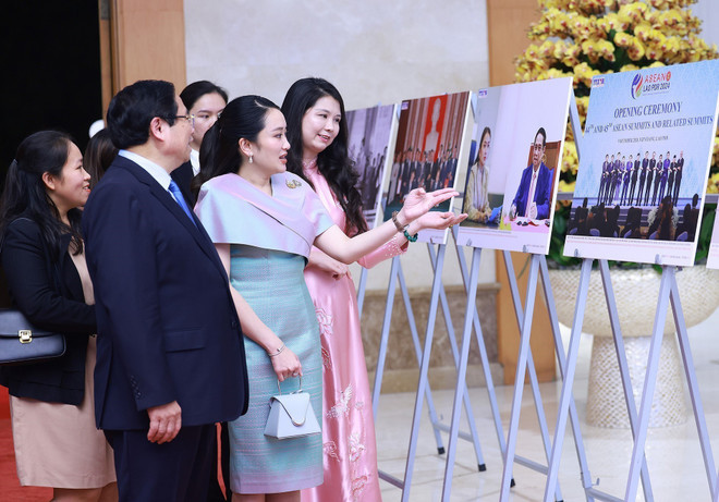 vna-potal-hai-thu-tuong-viet-nam-va-thai-lan-tham-quan-trung-bay-anh-va-cac-san-pham-thu-cong-my-nghe-8034561.jpg