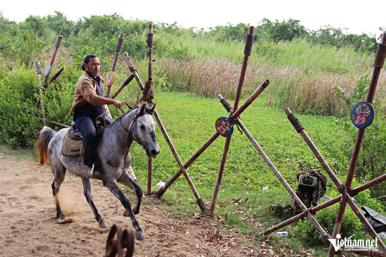 Youth spend big money on racehorses to experience hobby of upper class