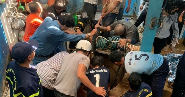 Father and son rescued after falling into 35-meter well in Gia Lai