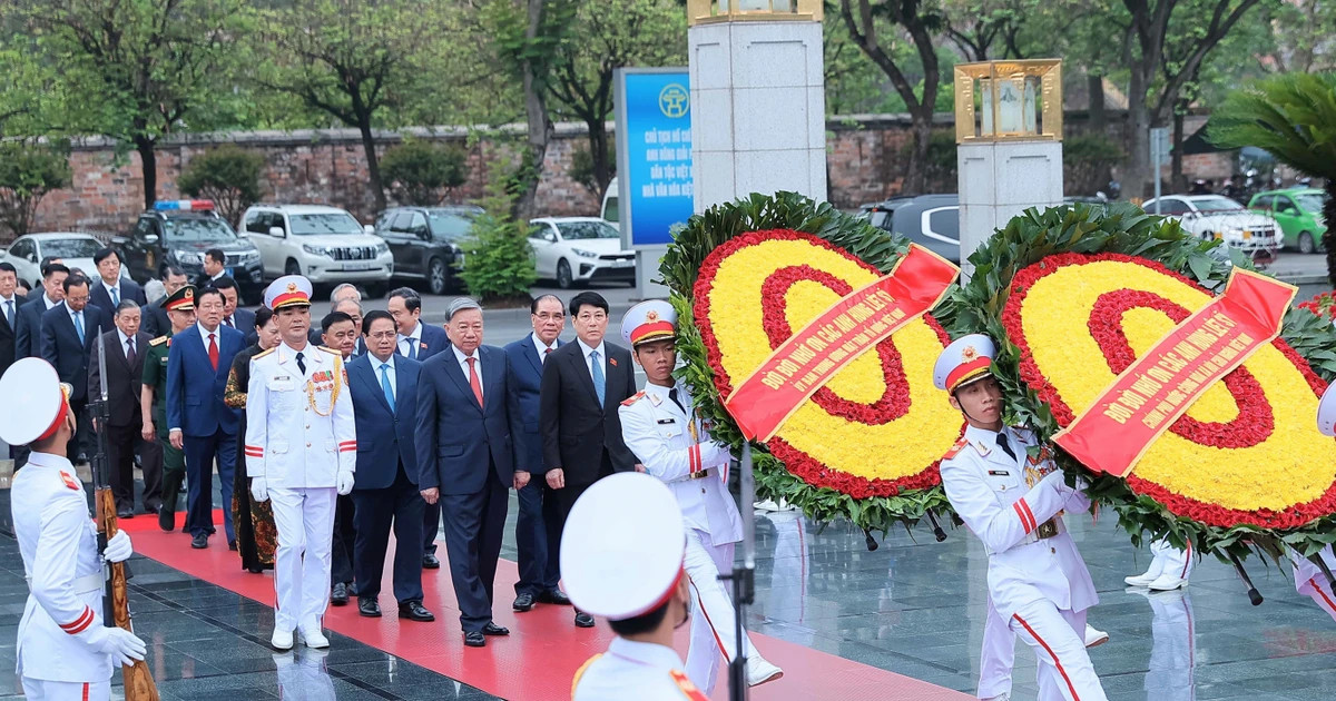 Party, State leaders pay tribute to President Ho Chi Minh on his 135th birthday