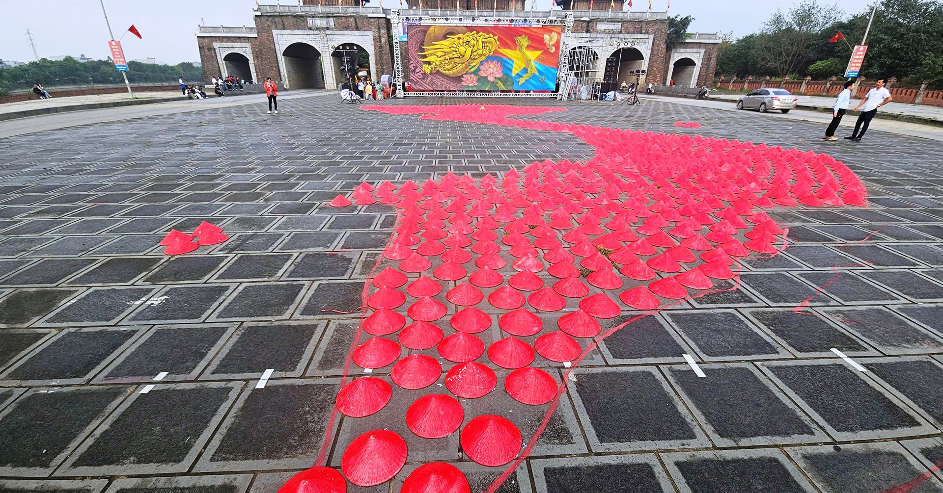 1,000 conical hats form Vietnam map at Ninh Binh cultural festival
