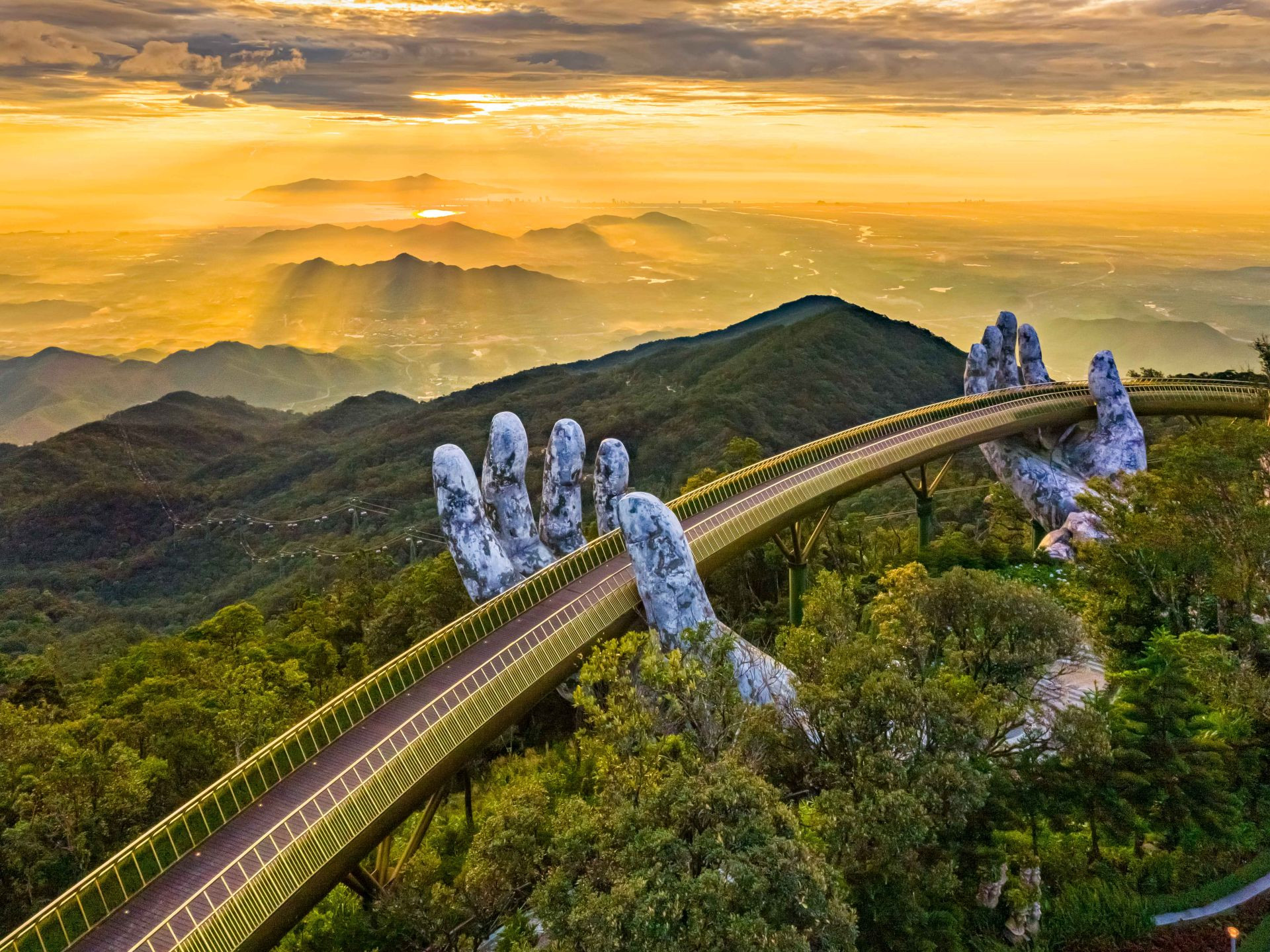 Da Nang Golden Bridge at Ba Na Hillsjpg.jpg