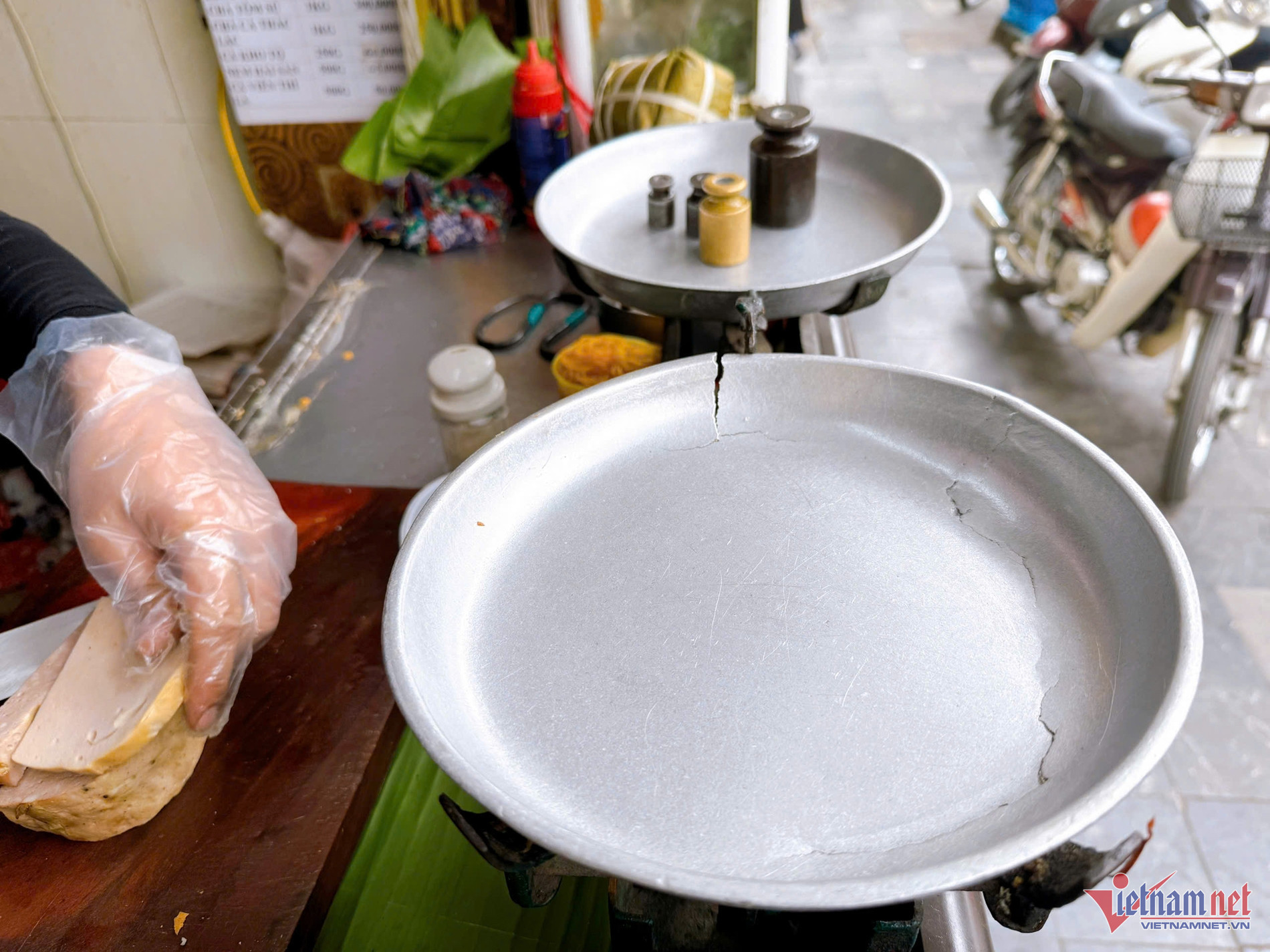 hanoi food shop3.jpg