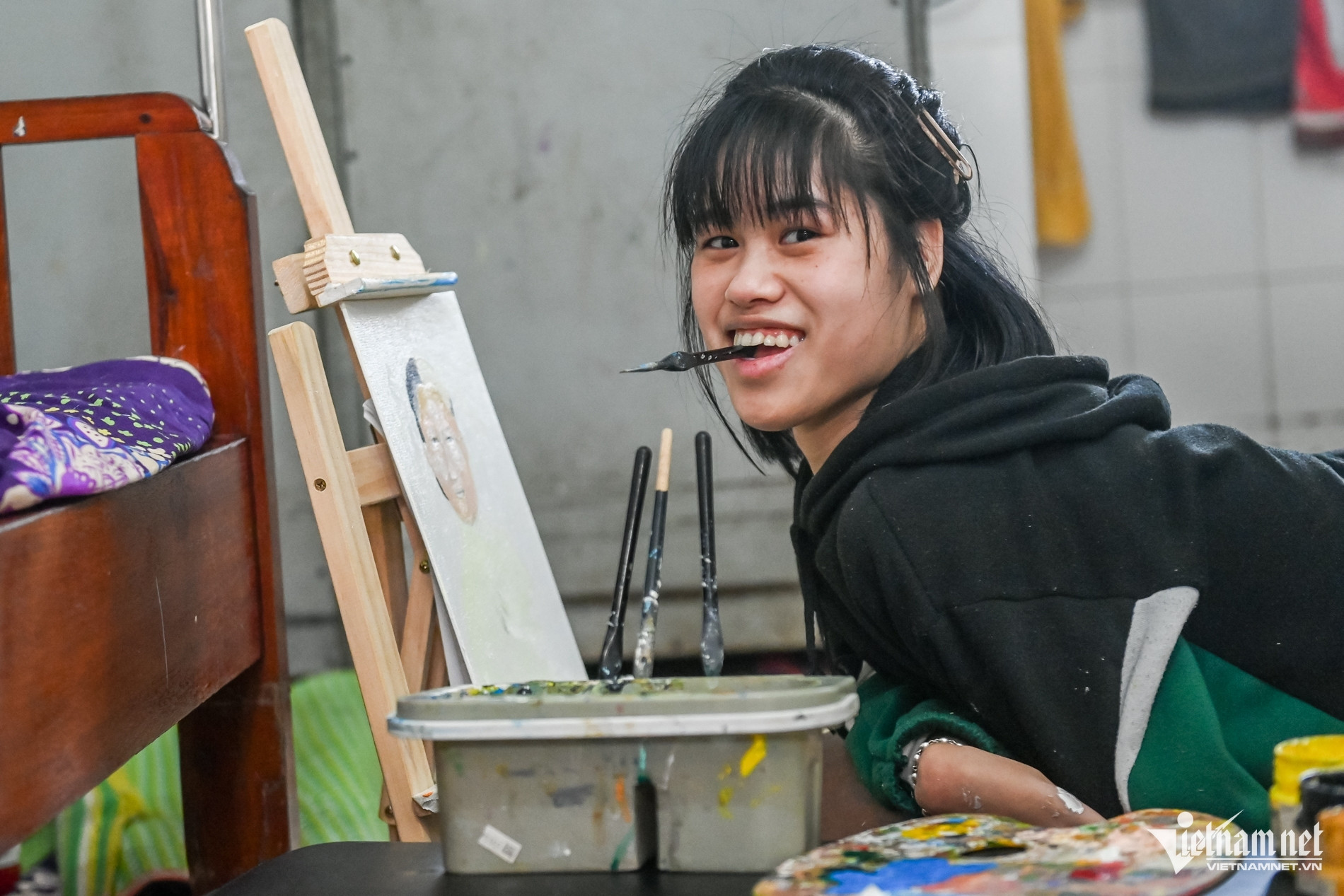 Nam Dinh girl paints with 'special hands,' dreams of becoming artist