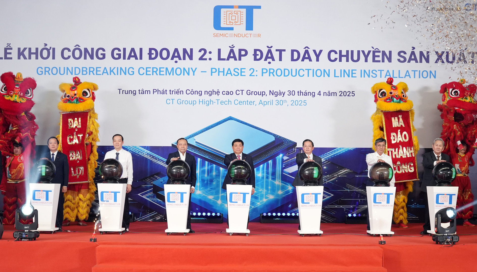 Khoi cong nha may san xuat chip .JPG