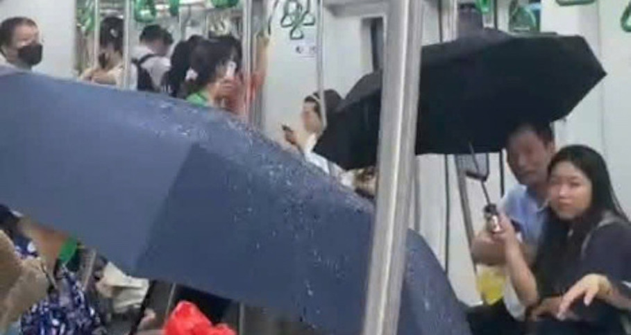 Hanoi metro apologizes after AC leak forces passengers to use umbrellas