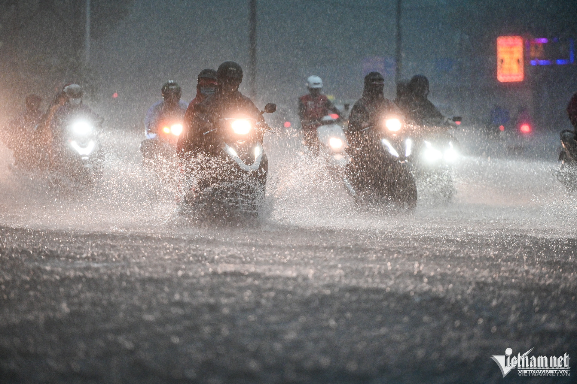 W-mua ngap TPHCM Hue 4.jpg