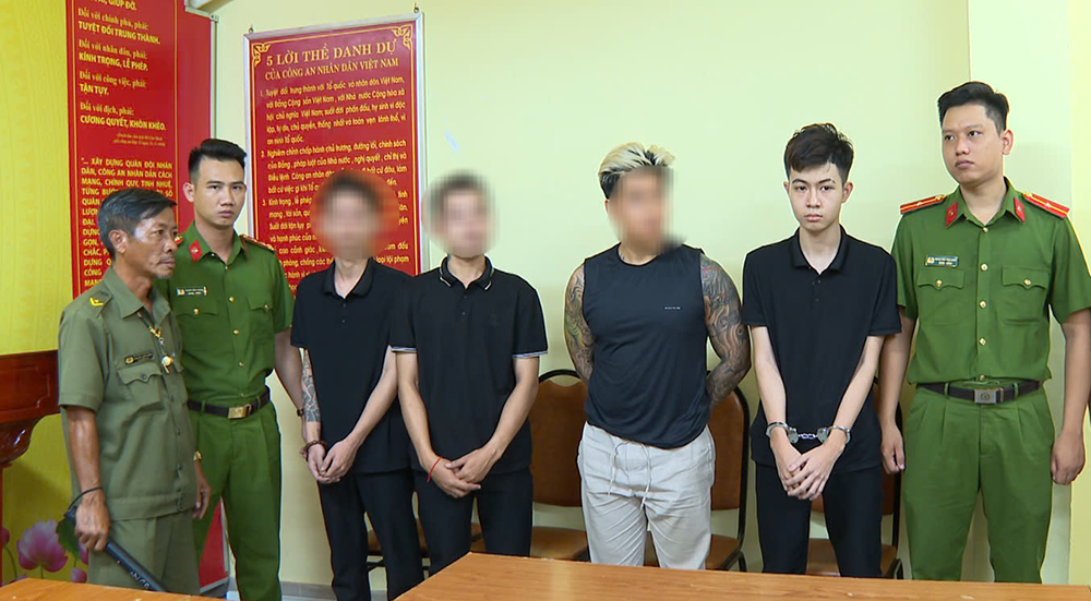 hanh hung hoi dong 1.png