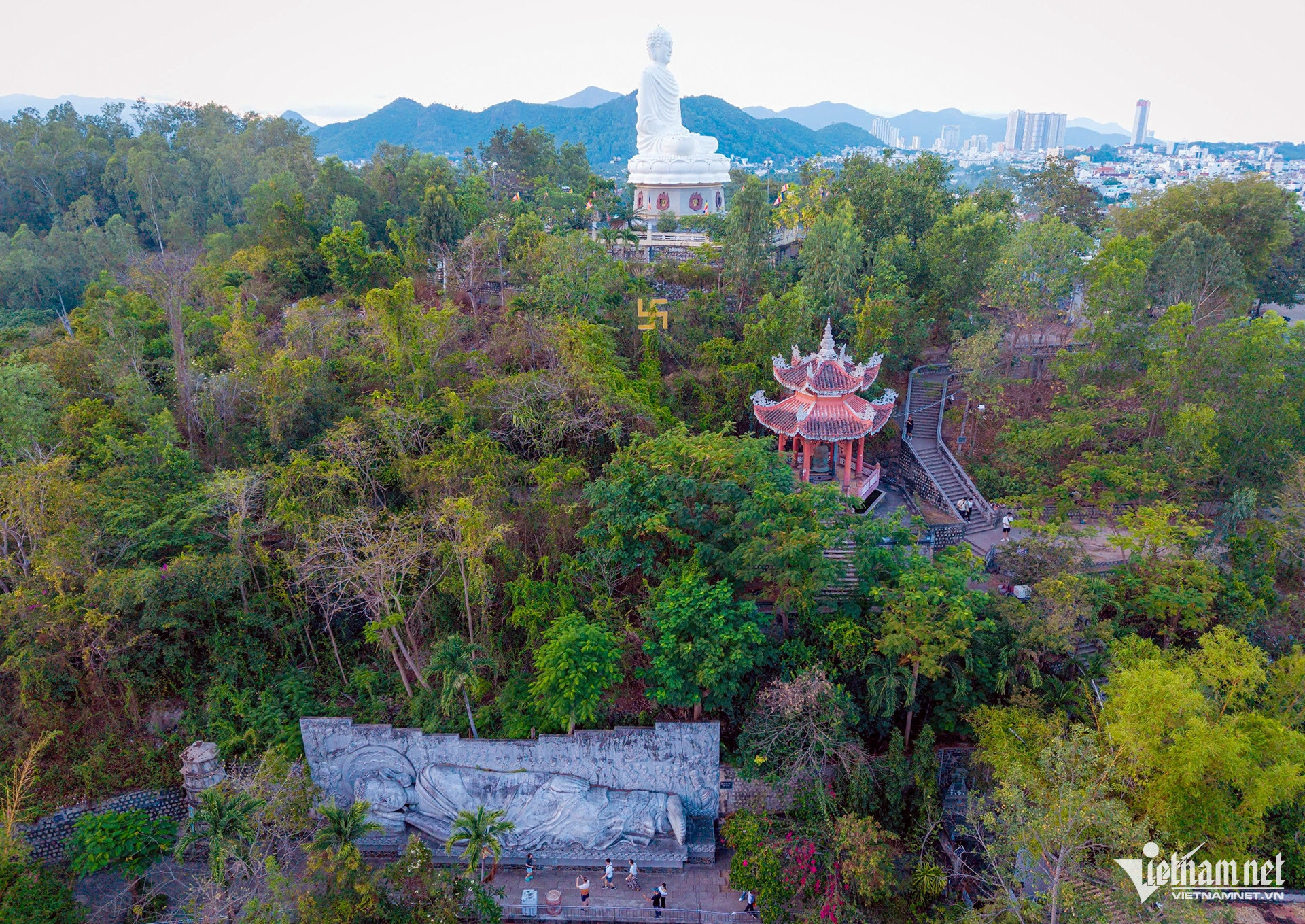 vietnam pagoda4.jpg