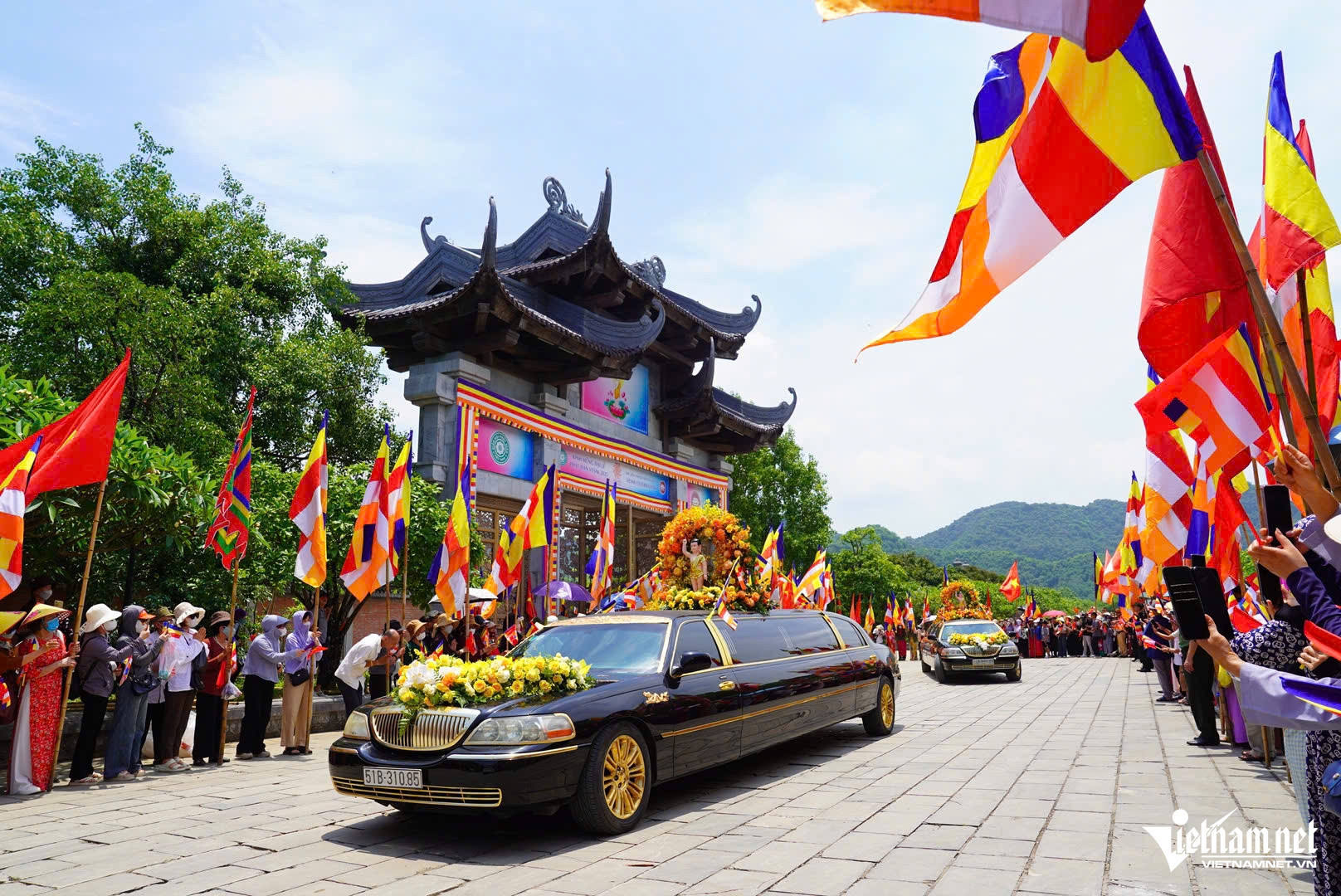 W-a1Cận cảnh đoàn xe limousine.jpg