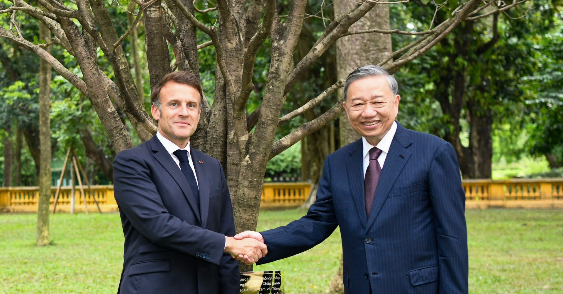 French President honors President Ho Chi Minh with visit to historic Hanoi site