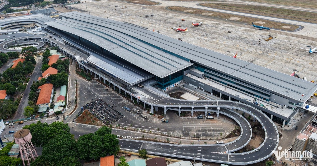 Tan Son Nhat’s new terminal reveals flaws after fast-track opening