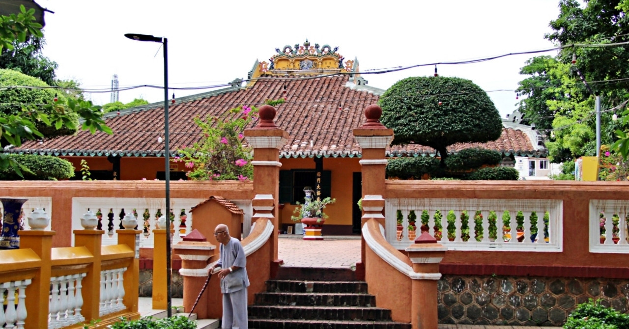 Giac Lam Pagoda: 300-year-old temple with gold relics charms Saigon visitors