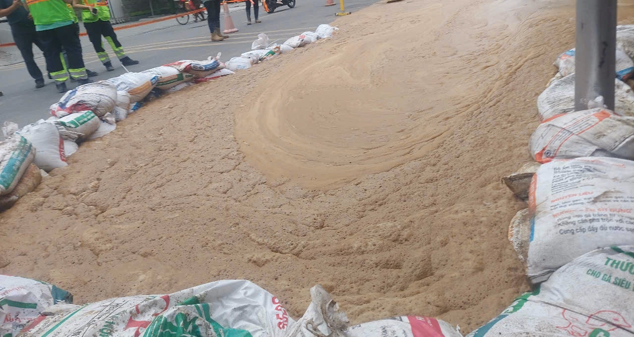 Mud erupts from metro tunnel in Hanoi, residents evacuate homes