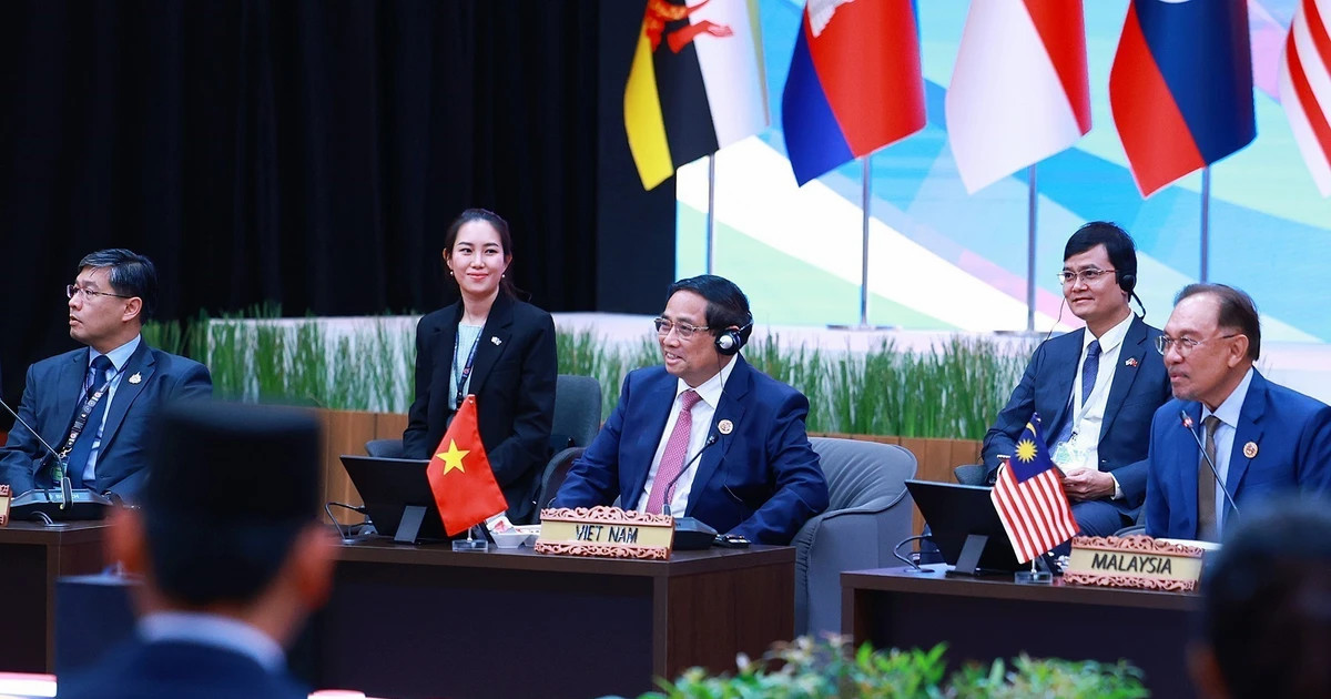 PM attends dialogues with ASEAN Youth, ASEAN Business Advisory Council