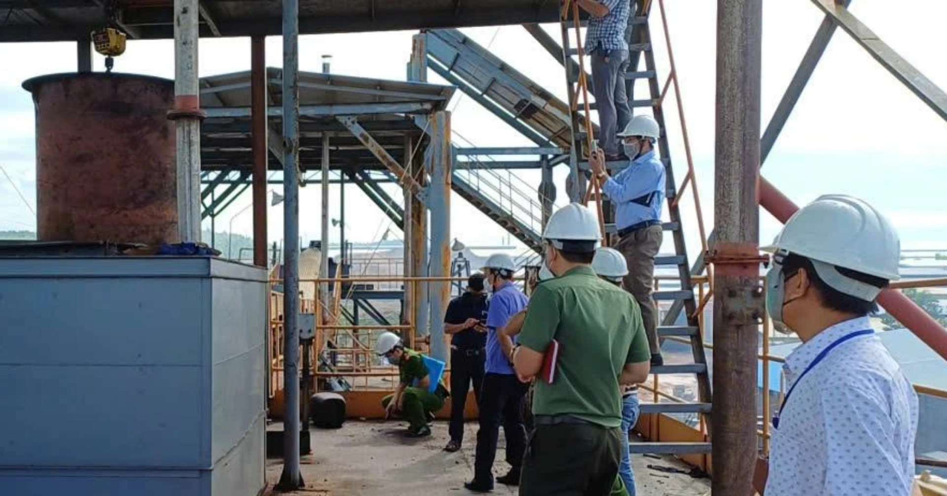 Tragic gas leak kills two workers, injures three in Dong Nai